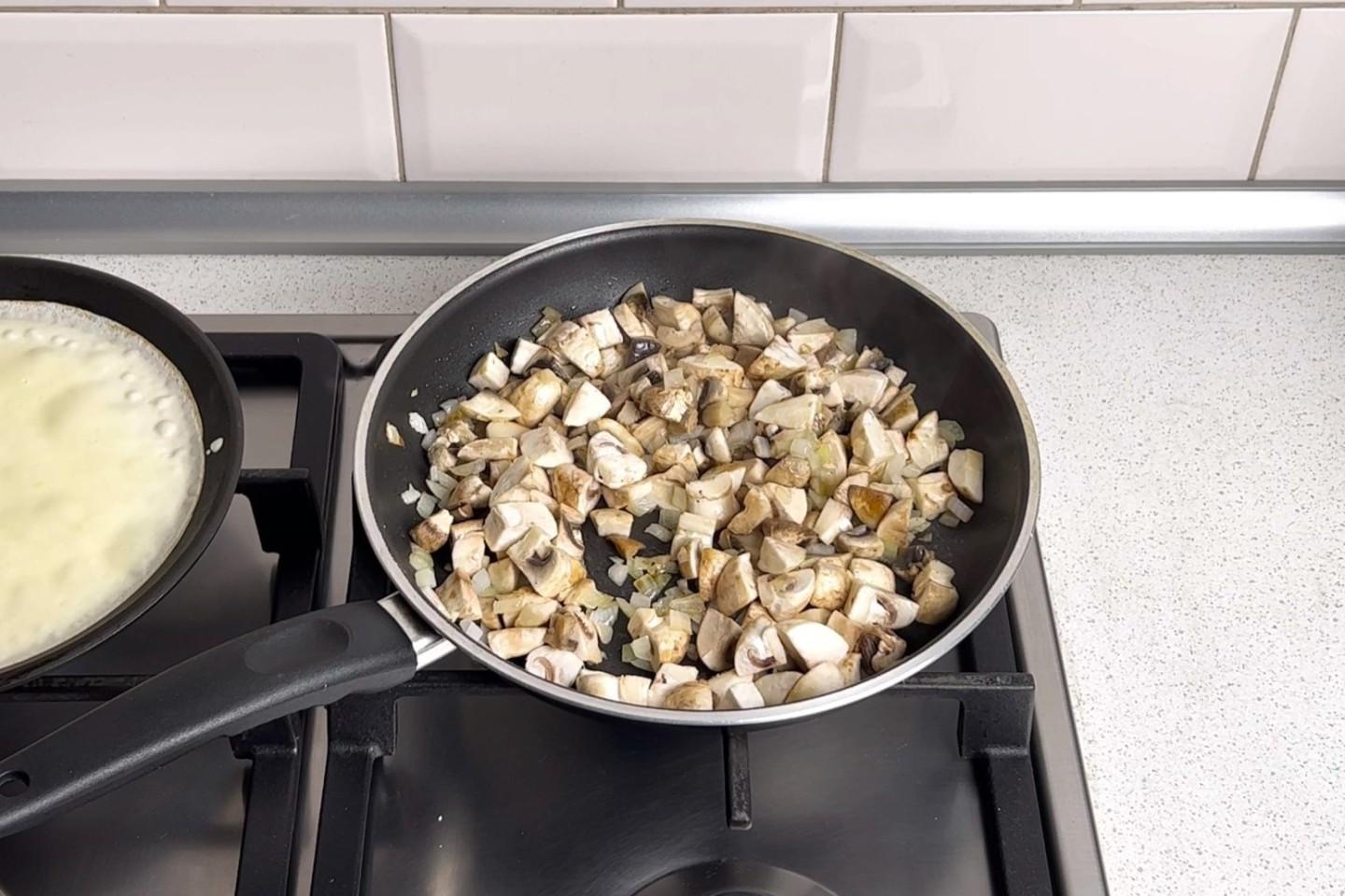 Шаг 13 приготовления Блинные мешочки с курицей и грибами