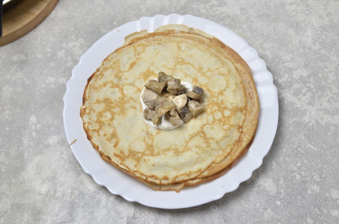 Шаг 15 приготовления Блинные мешочки с курицей и грибами