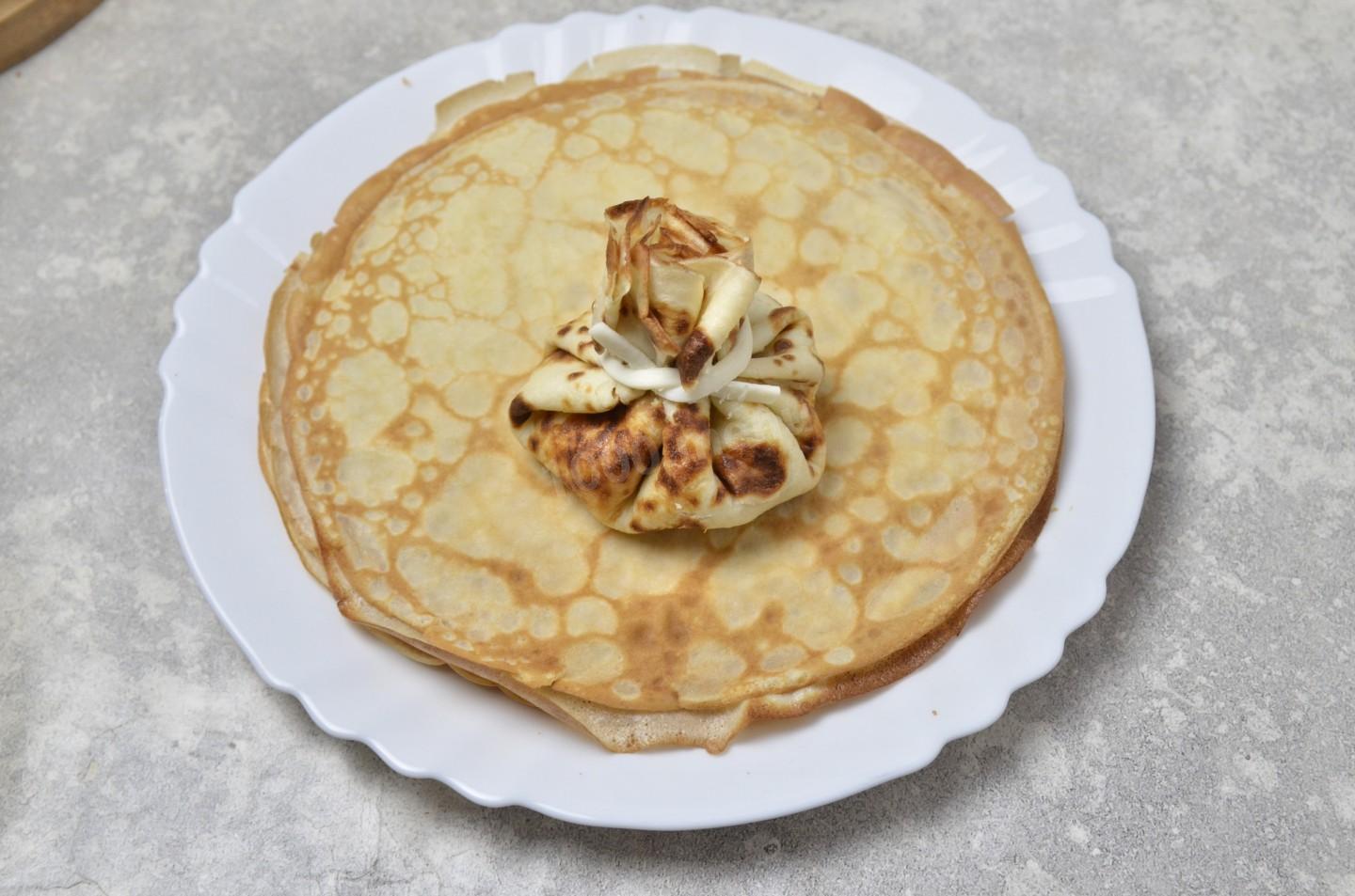 Шаг 16 приготовления Блинные мешочки с курицей и грибами
