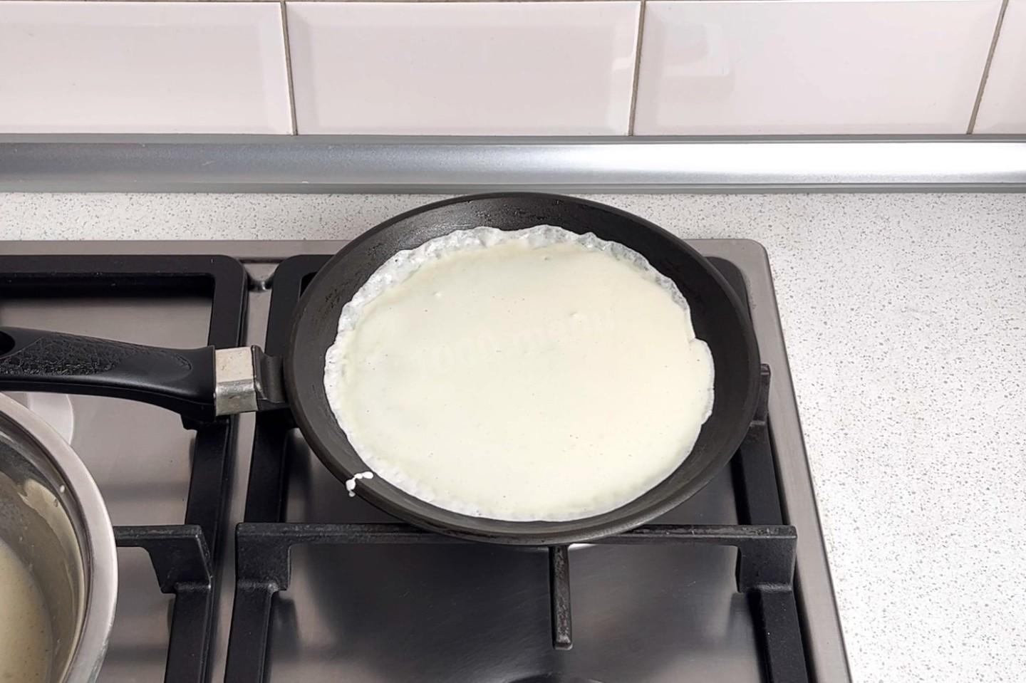 Шаг 7 приготовления Блинные мешочки с курицей и грибами