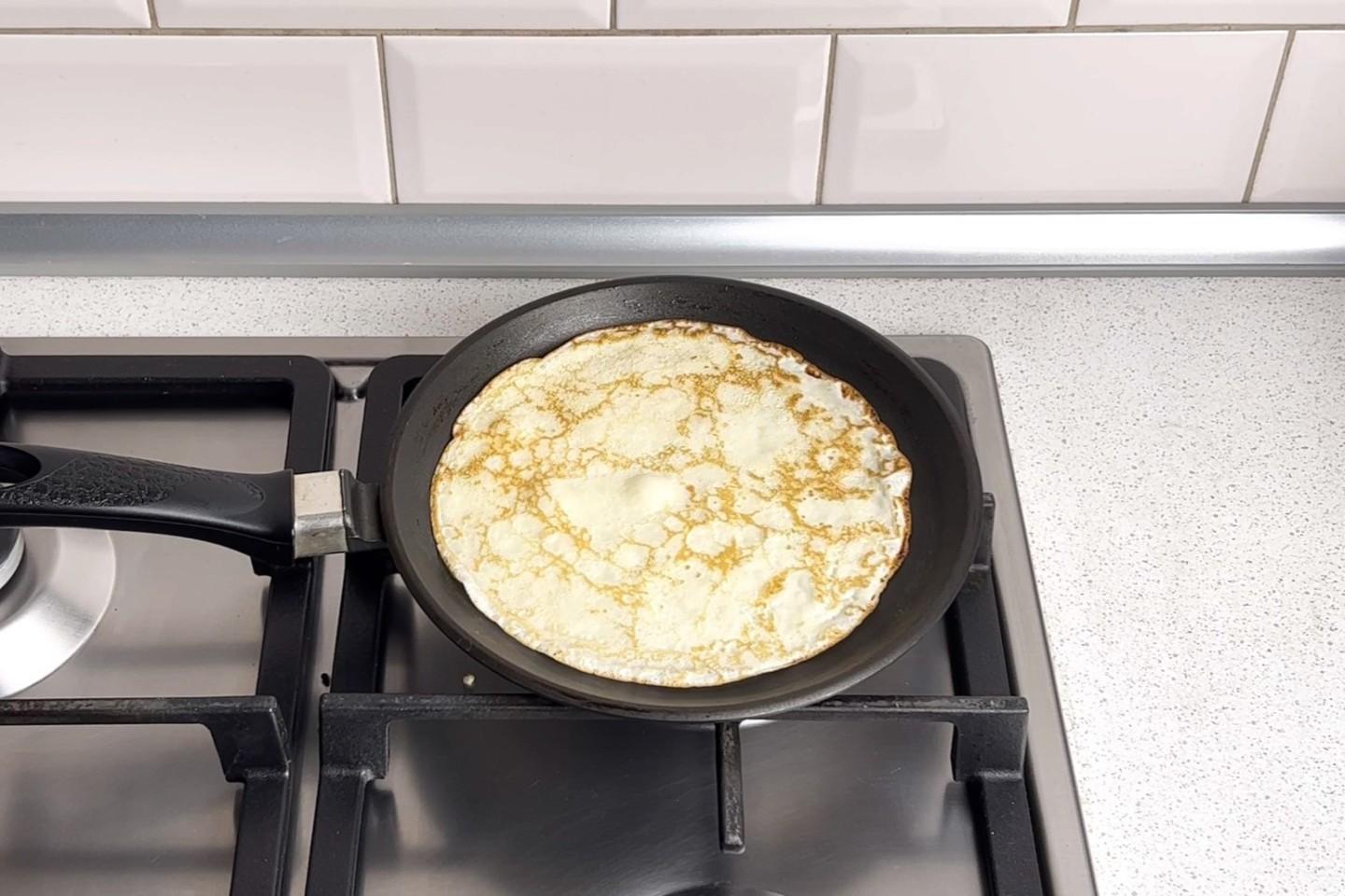 Шаг 8 приготовления Блинные мешочки с курицей и грибами