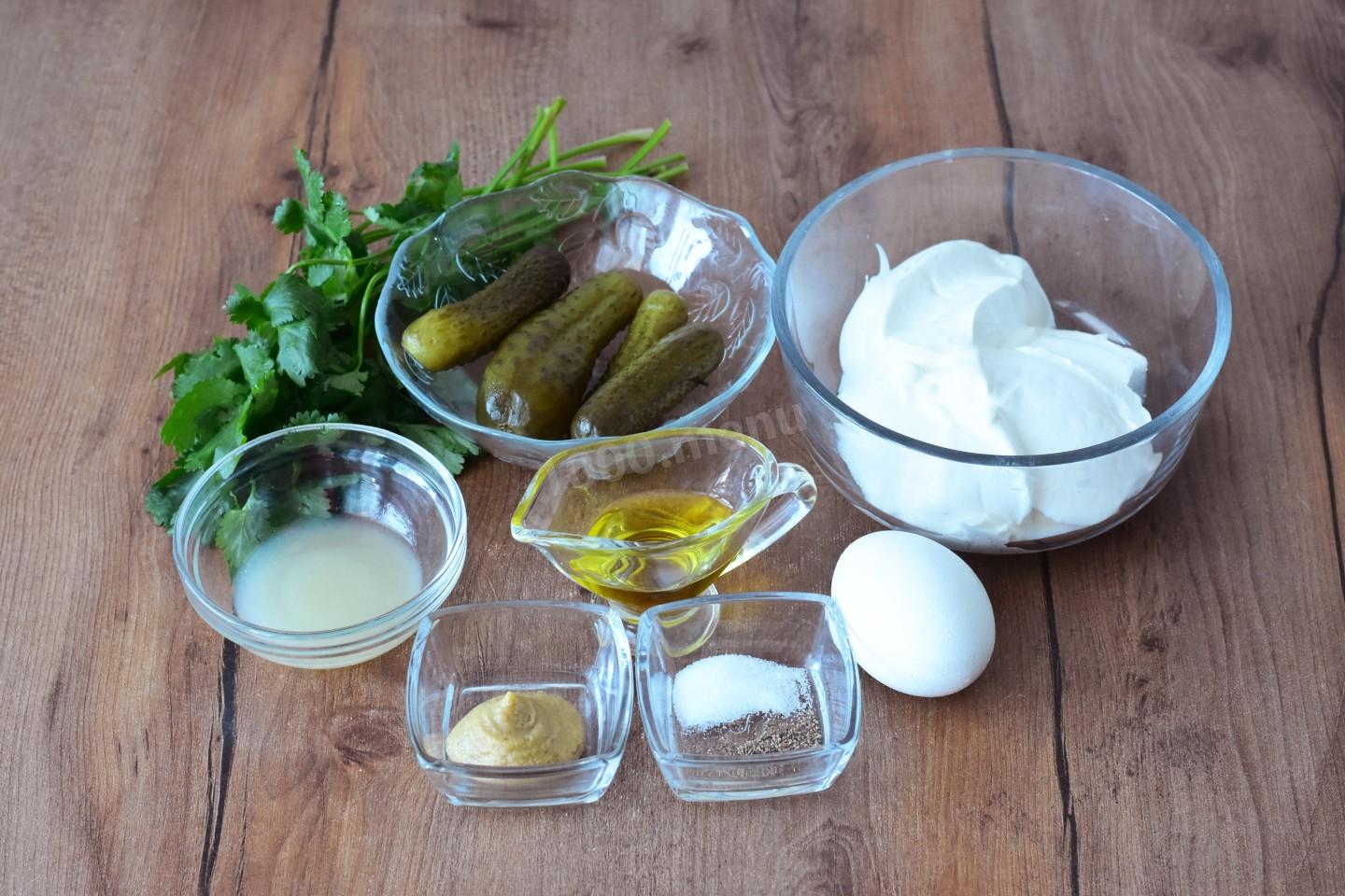 Шаг 1 приготовления Соус тартар со сметаной и огурцами