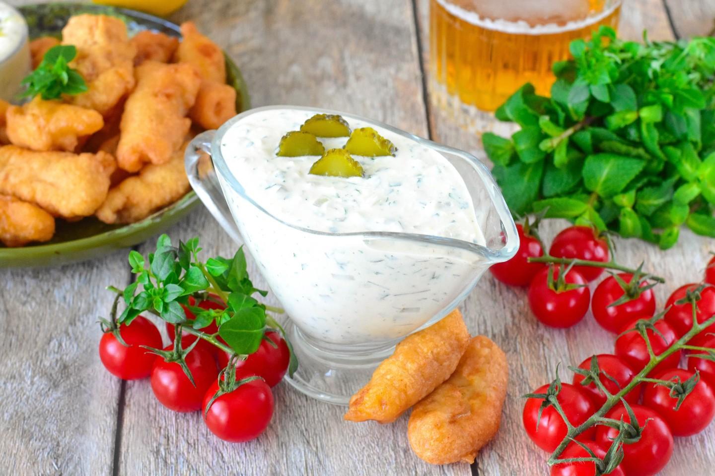 Шаг 7 приготовления Соус тартар со сметаной и огурцами