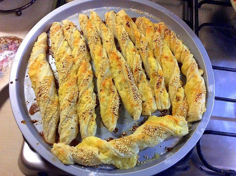 Обложка рецепта Сырные палочки из слоеного теста