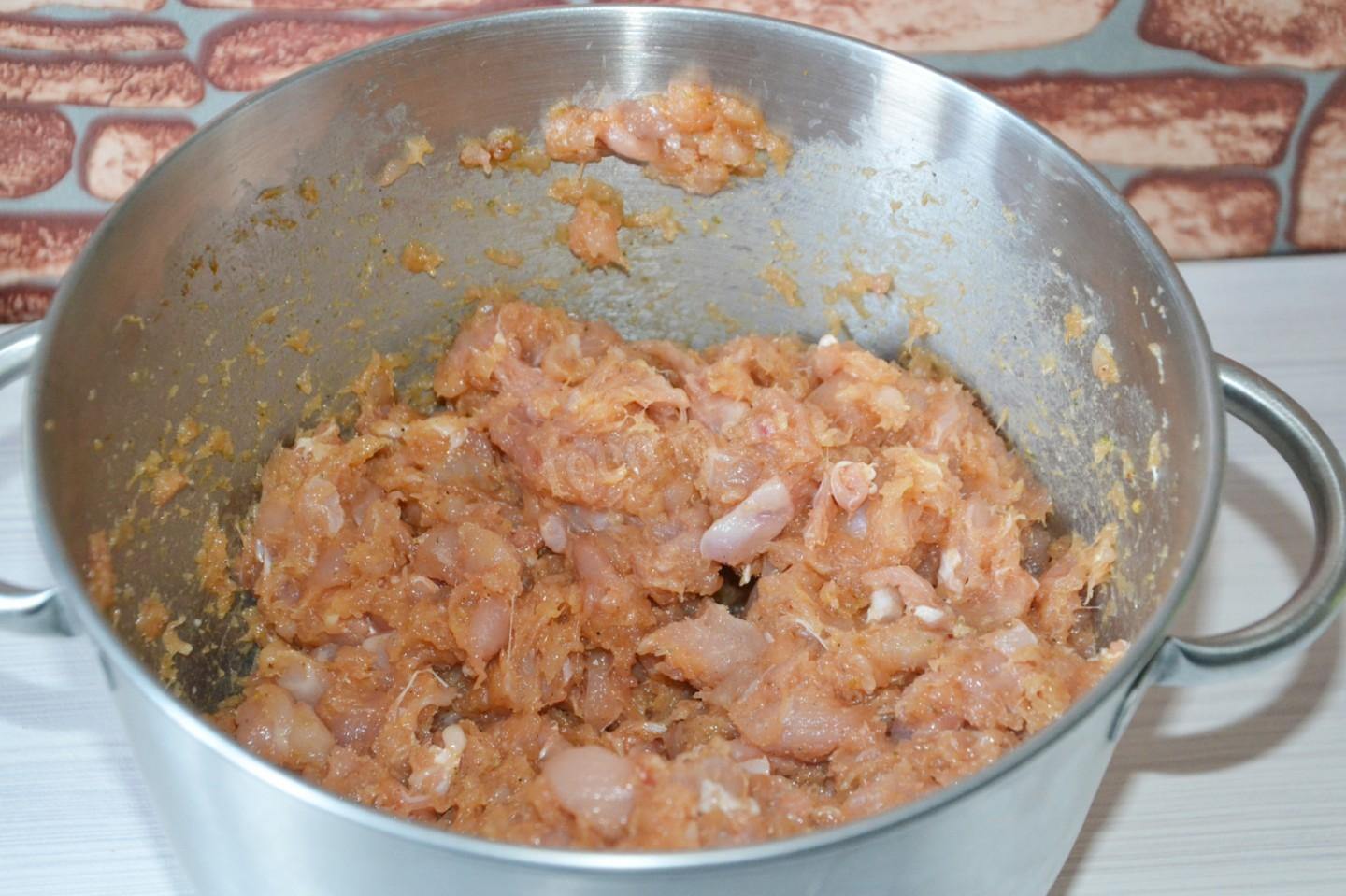 Шаг 5 приготовления Ветчина из курицы в ветчиннице