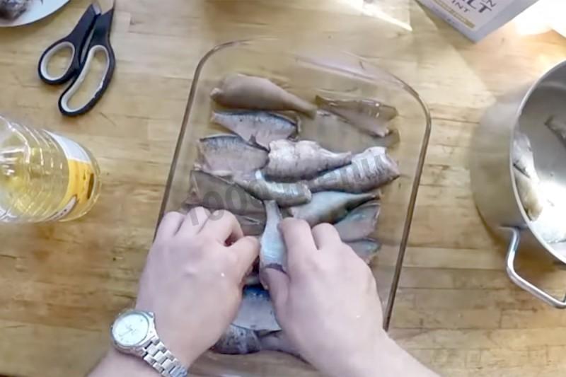 Шаг 3 приготовления Шпроты из речной рыбы домашние