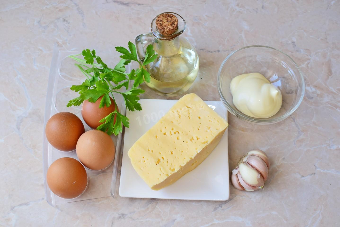 Шаг 1 приготовления Яичный рулет с сыром и чесноком