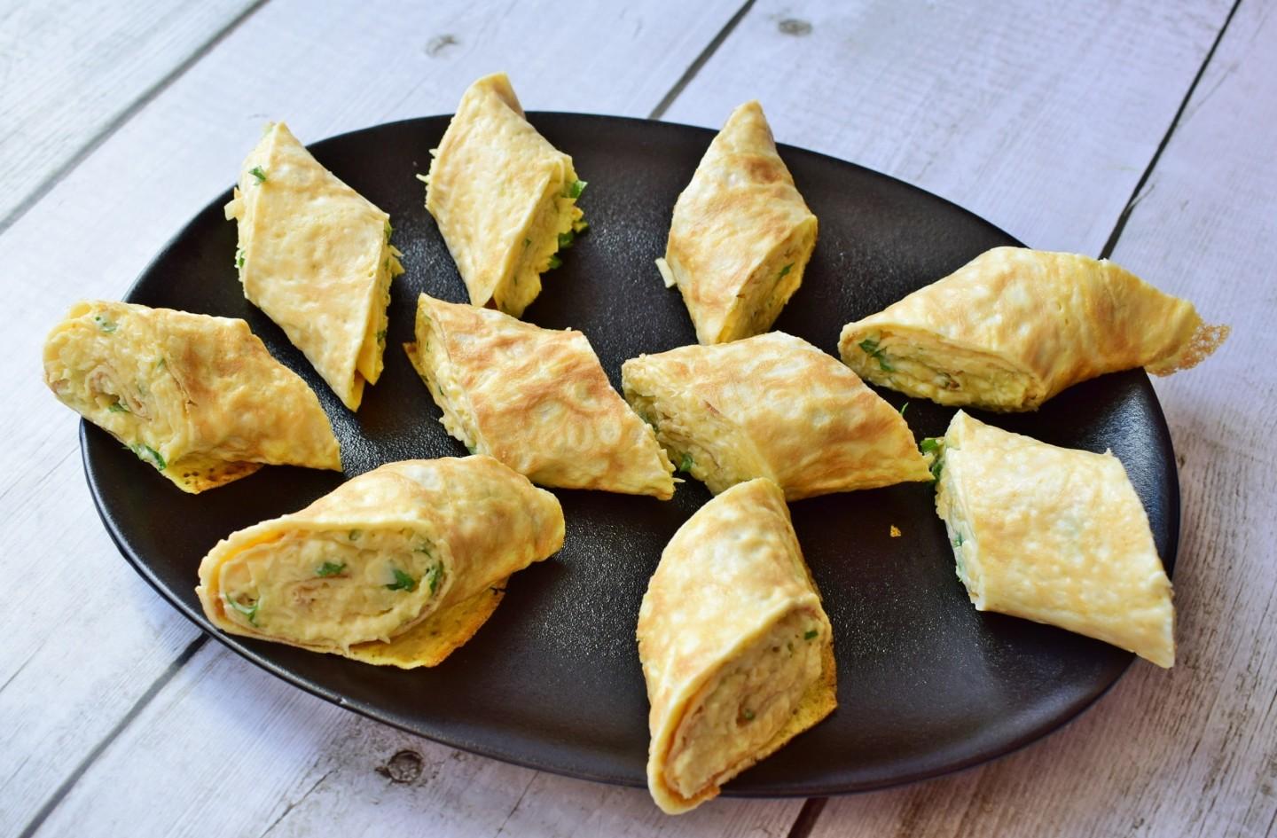 Шаг 10 приготовления Яичный рулет с сыром и чесноком