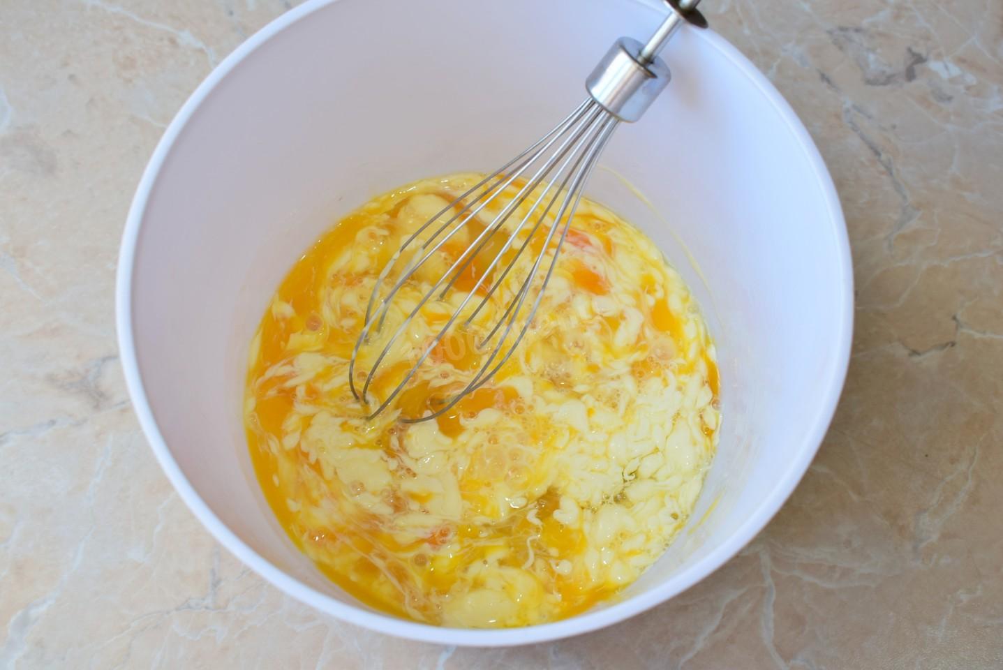 Шаг 2 приготовления Яичный рулет с сыром и чесноком