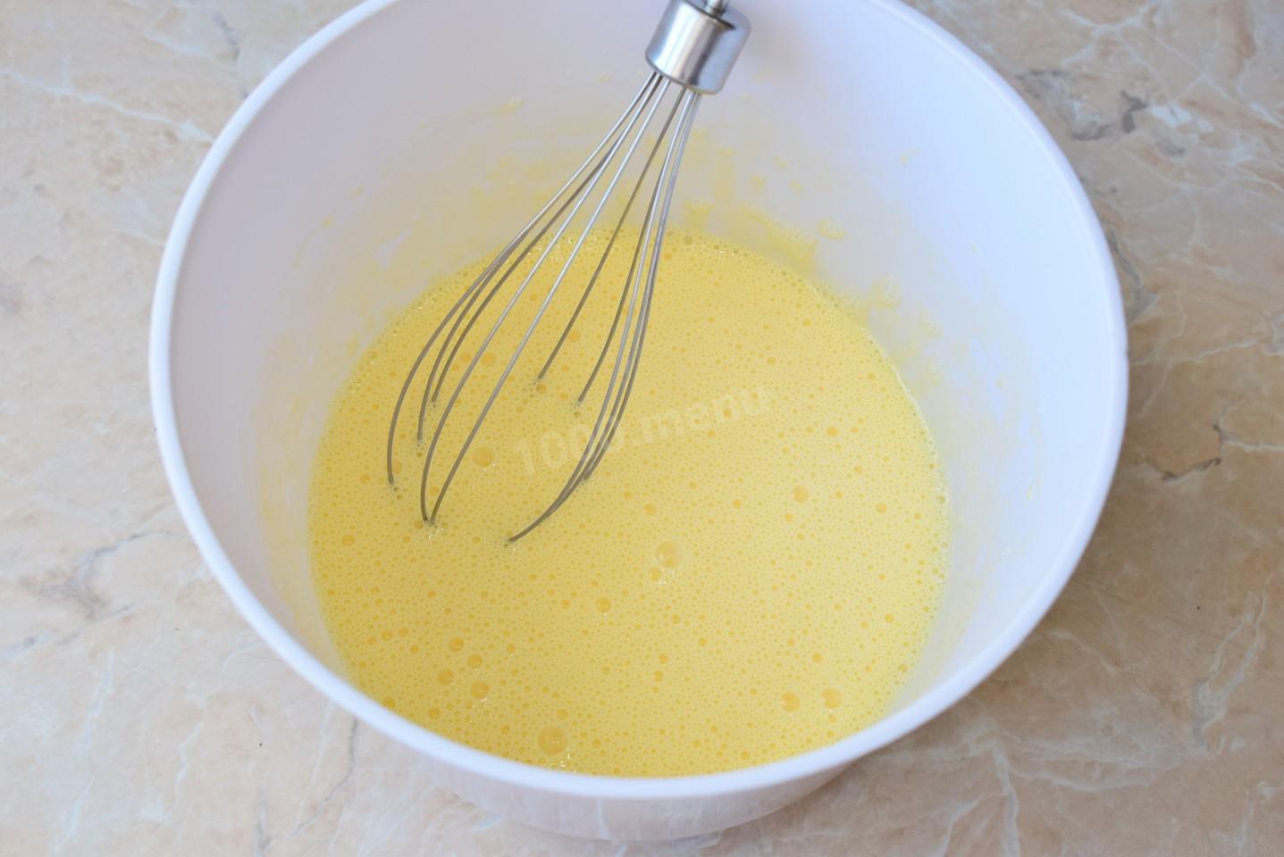 Шаг 3 приготовления Яичный рулет с сыром и чесноком