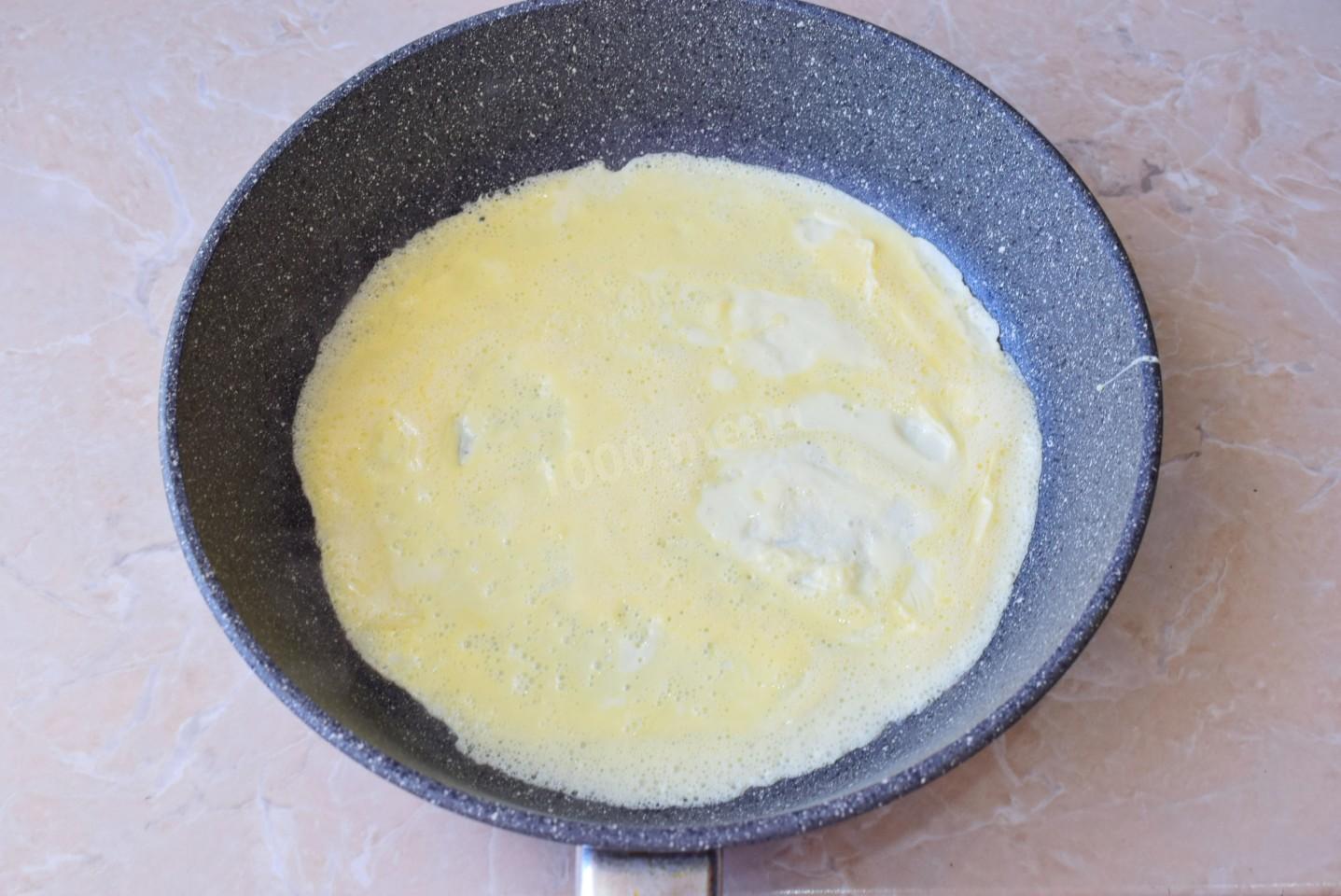 Шаг 4 приготовления Яичный рулет с сыром и чесноком