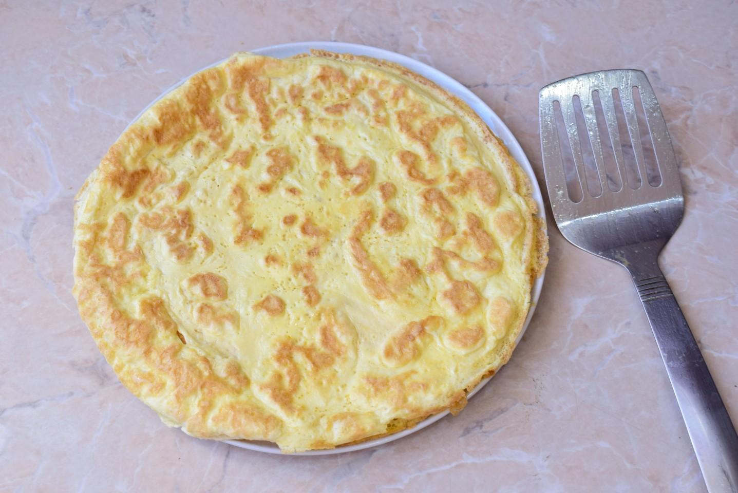 Шаг 6 приготовления Яичный рулет с сыром и чесноком