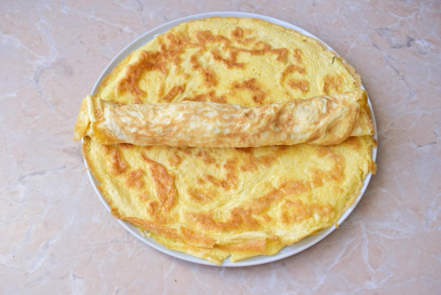 Шаг 9 приготовления Яичный рулет с сыром и чесноком