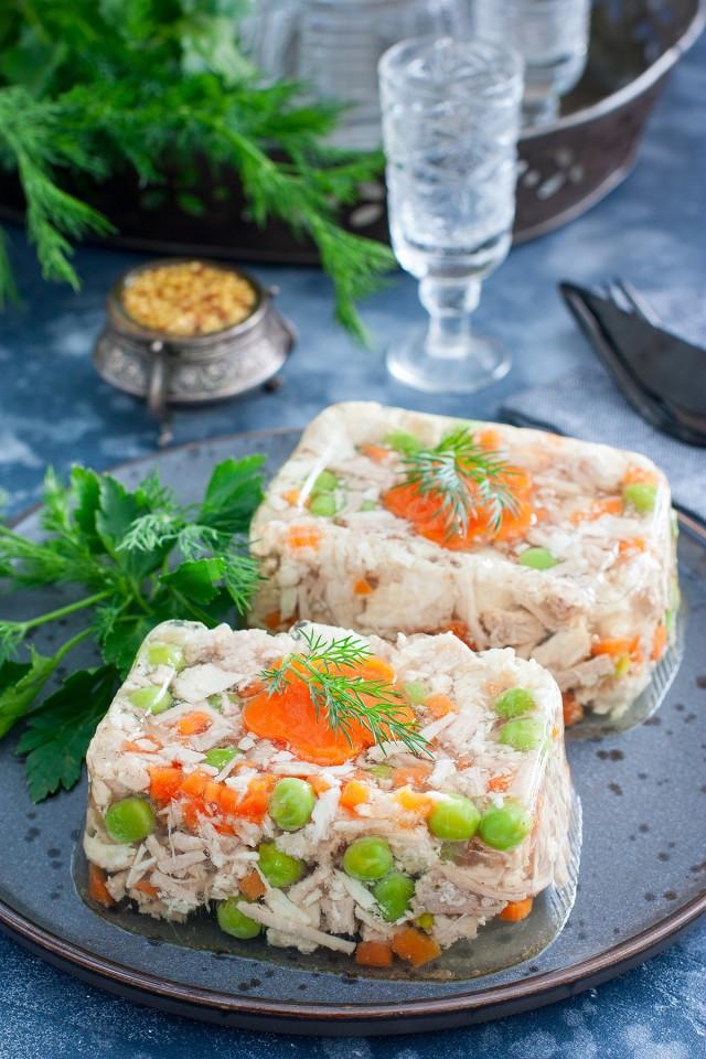 Шаг 11 приготовления Заливное из мяса с желатином
