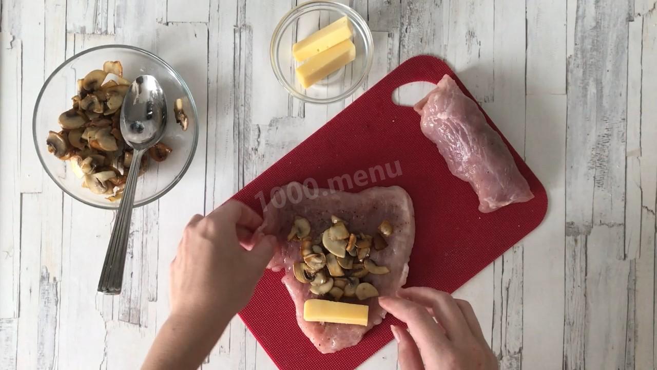 Шаг 8 приготовления Рулетики из свинины с грибами