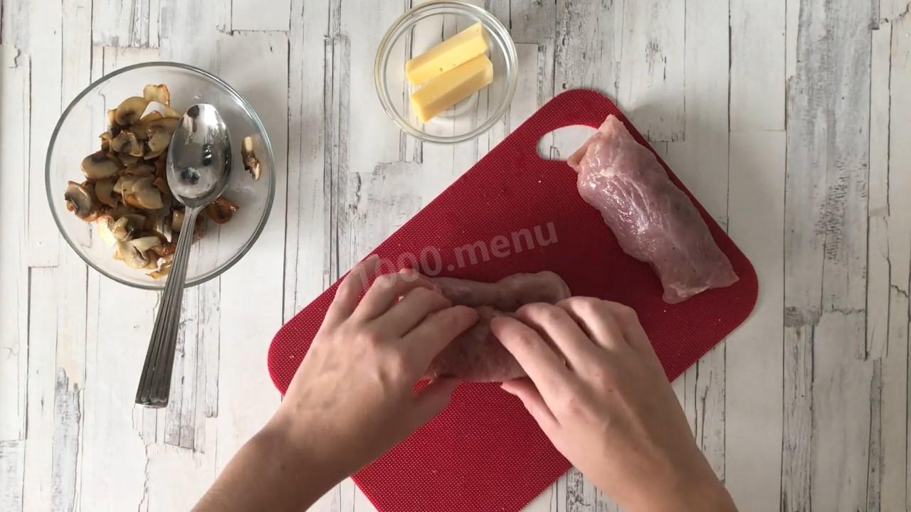 Шаг 9 приготовления Рулетики из свинины с грибами