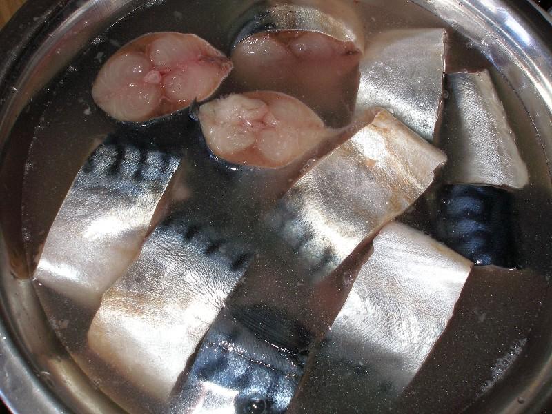 Шаг 4 приготовления Маринованная скумбрия быстрая в рассоле за 3 часа