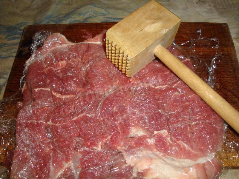 Шаг 3 приготовления Мясной рулет с грибами в духовке