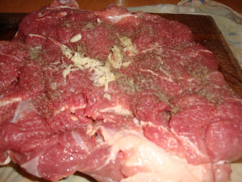 Шаг 4 приготовления Мясной рулет с грибами в духовке