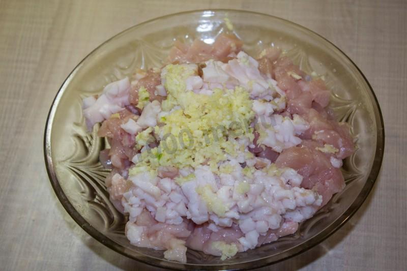 Шаг 5 приготовления Свиная колбаса с курином филе в фольге в духовке