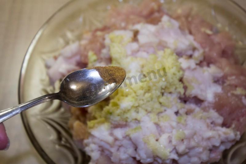 Шаг 7 приготовления Свиная колбаса с курином филе в фольге в духовке