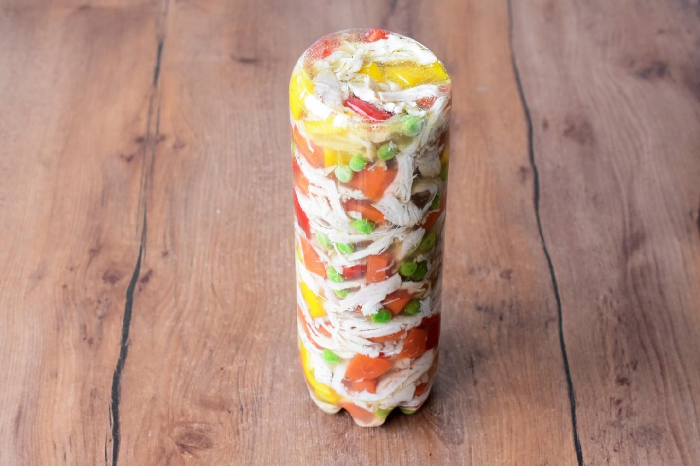 Шаг 10 приготовления Куриный рулет в бутылке с желатином