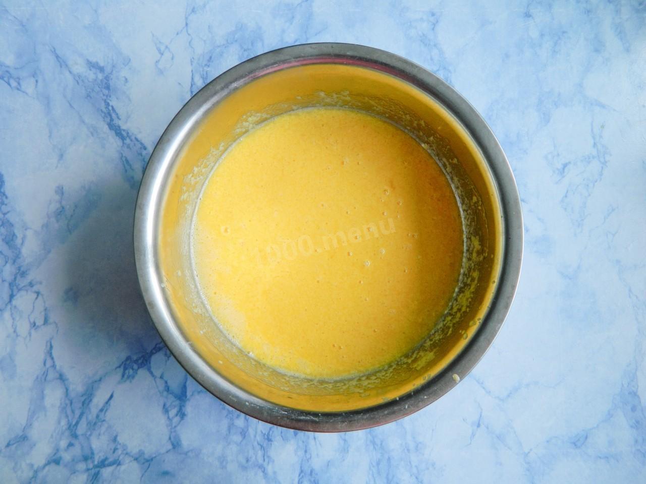 Шаг 3 приготовления Маффины с колбасой