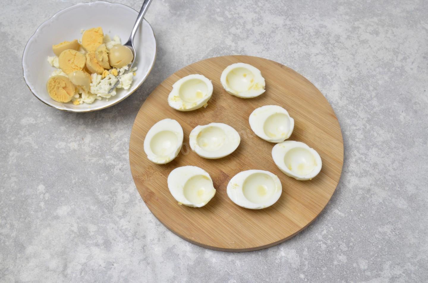 Шаг 3 приготовления Яйца фаршированные крабовыми палочками и сыром