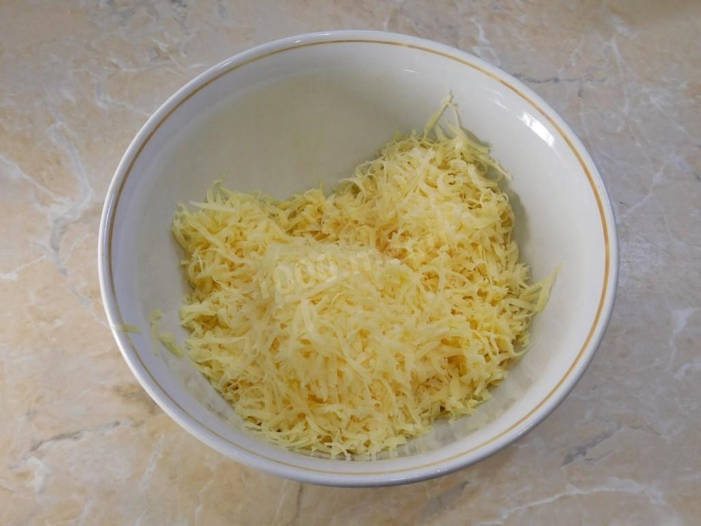 Шаг 1 приготовления Треугольники из лаваша с яйцом и сыром на сковороде