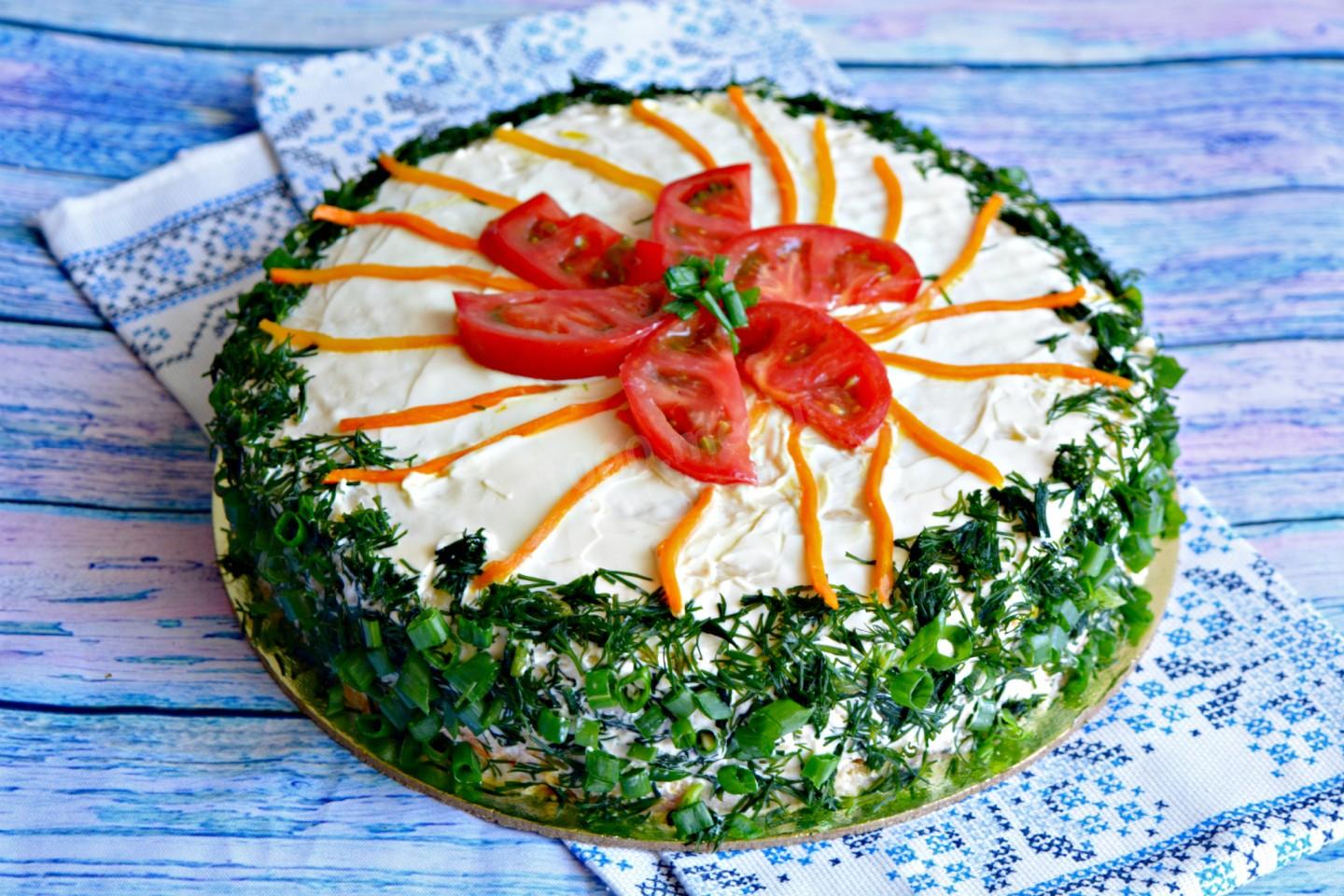 Шаг 10 приготовления Закусочный торт из вафельных коржей с консервами