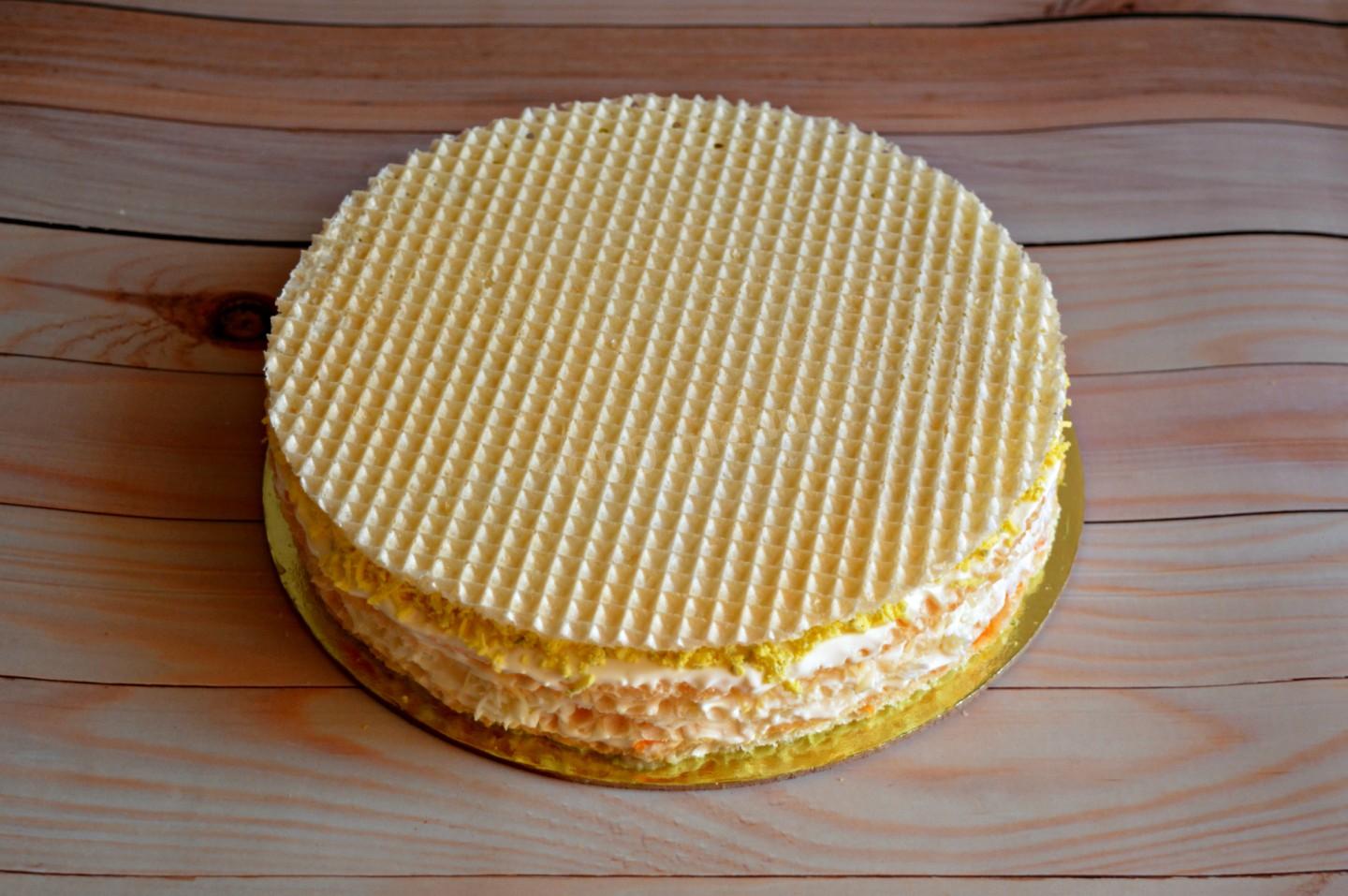 Шаг 9 приготовления Закусочный торт из вафельных коржей с консервами