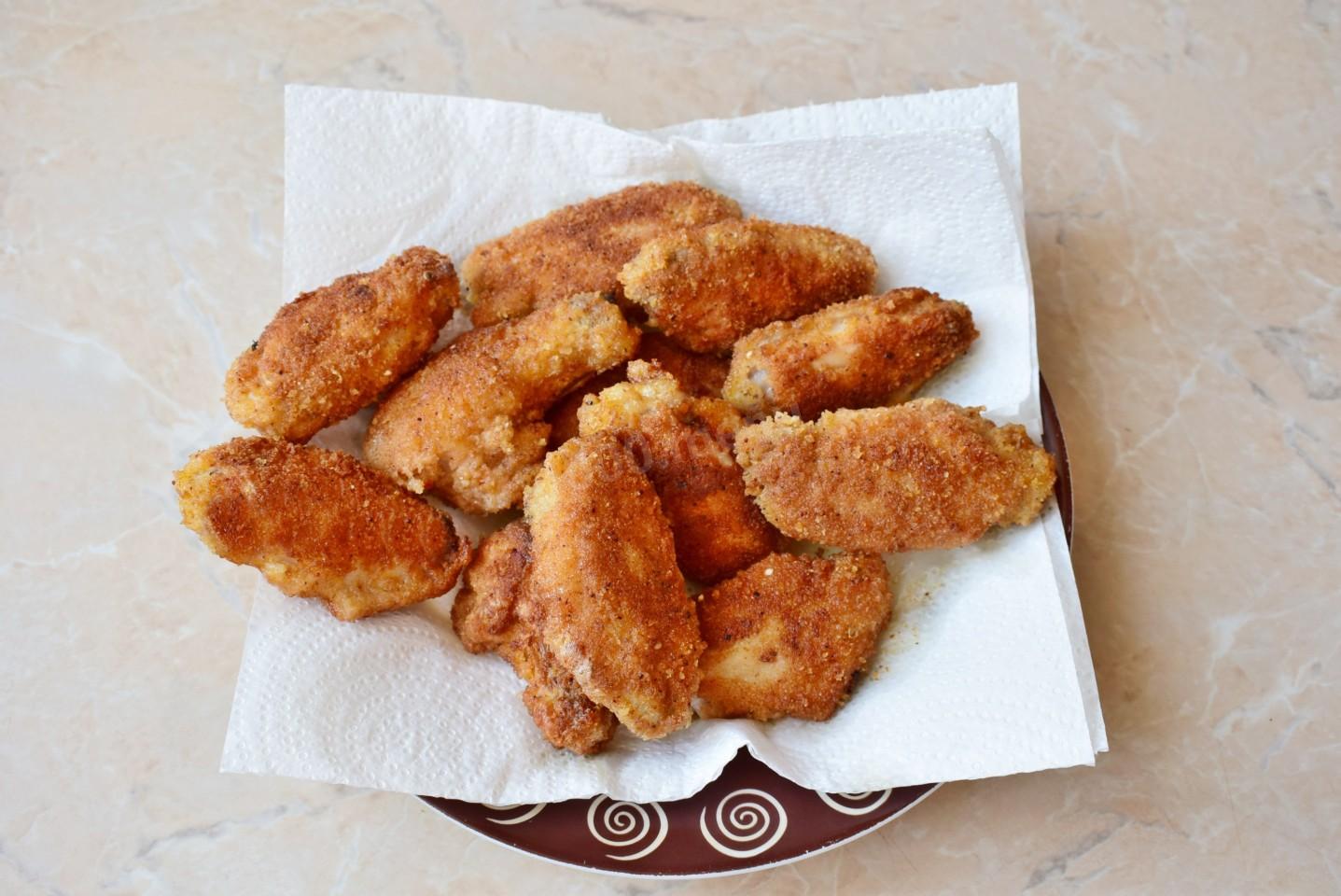 Шаг 8 приготовления Куриные крылышки в хрустящей панировке на сковороде
