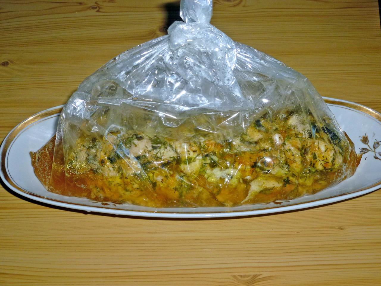 Шаг 10 приготовления Мраморный рулет из курицы новогодний