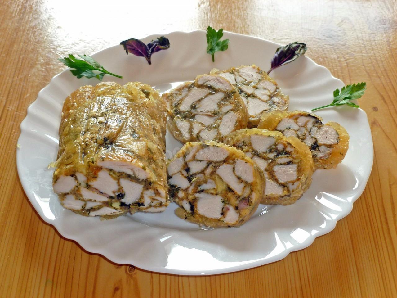 Шаг 14 приготовления Мраморный рулет из курицы новогодний