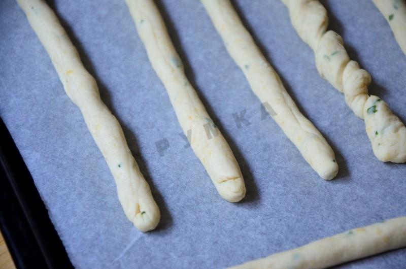 Шаг 10 приготовления Хлебные палочки с сыром и базиликом