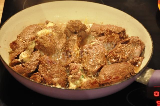 Шаг 10 приготовления Мясные рулетики с сыром