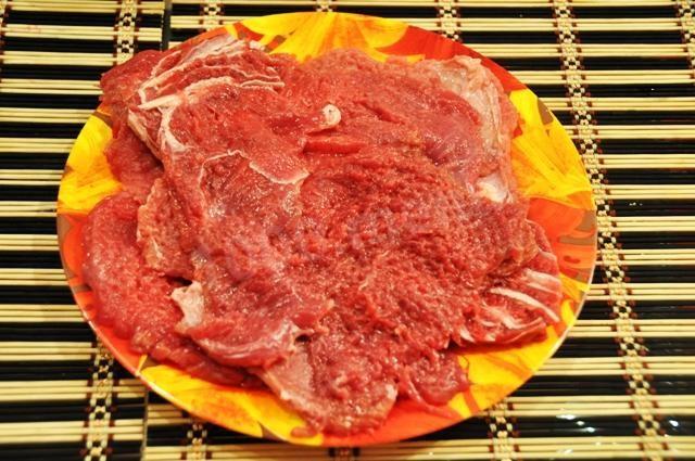 Шаг 3 приготовления Мясные рулетики с сыром