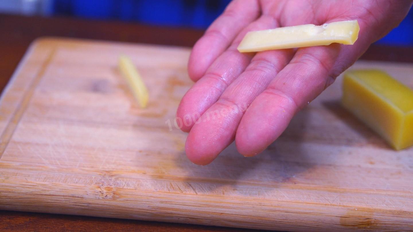 Шаг 4 приготовления Куриные рулеты с сыром и начинкой на сковороде