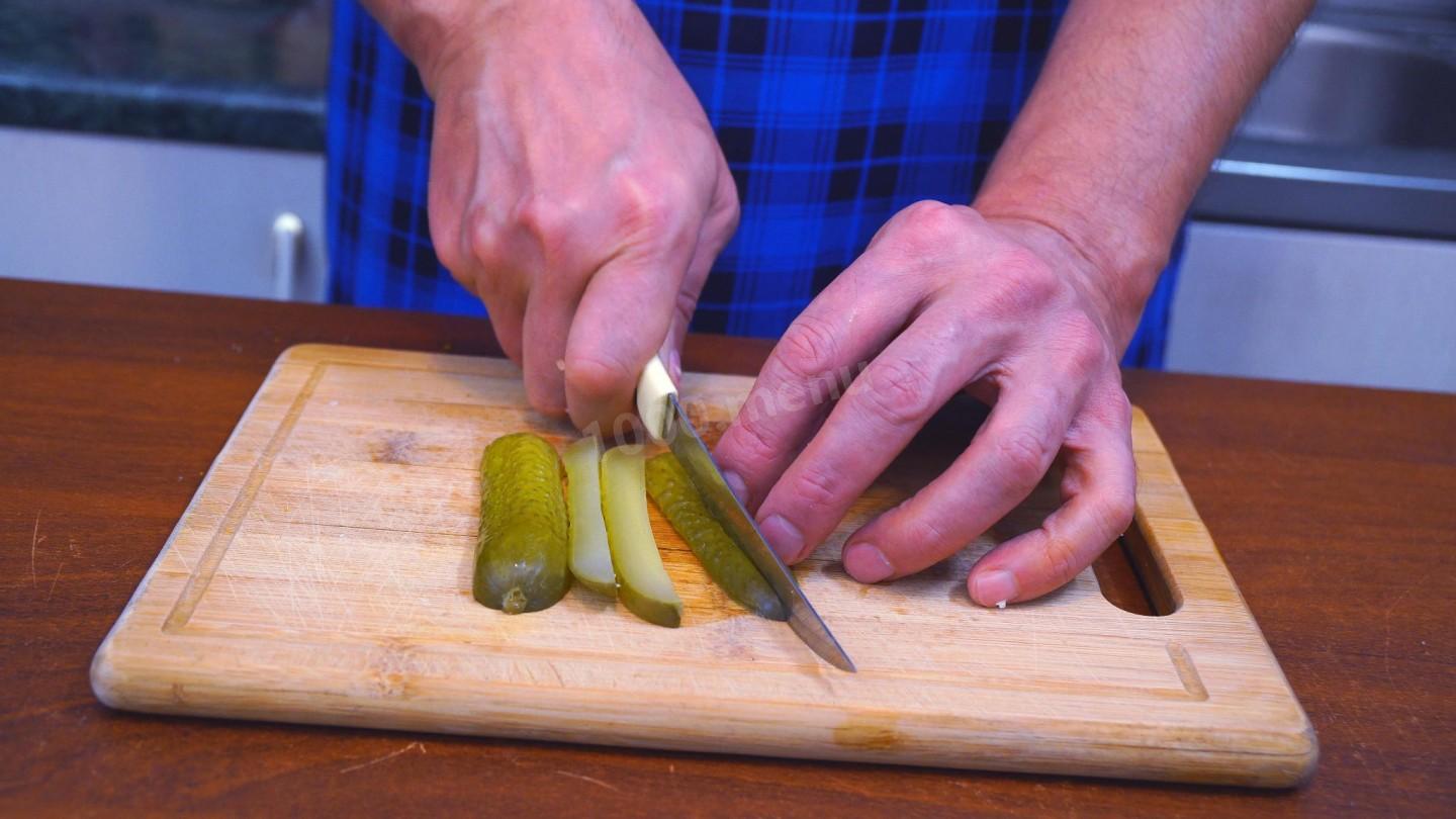 Шаг 5 приготовления Куриные рулеты с сыром и начинкой на сковороде