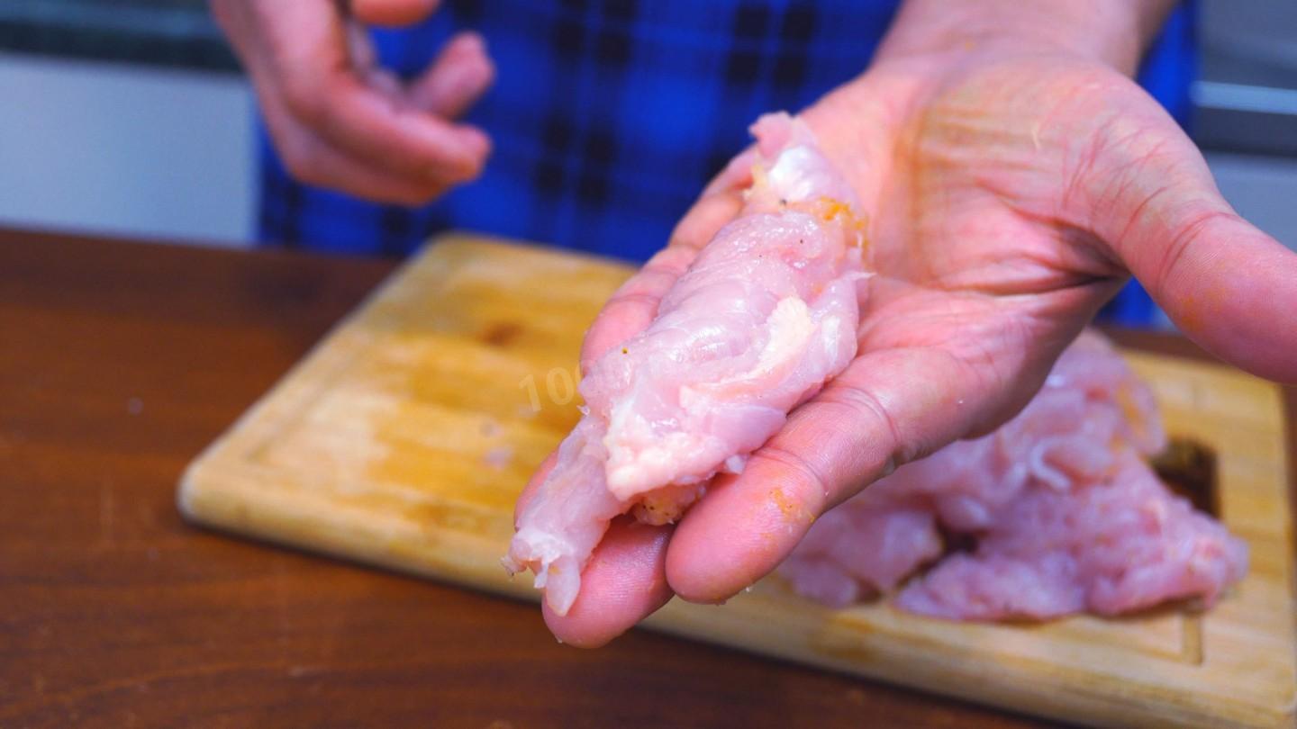 Шаг 7 приготовления Куриные рулеты с сыром и начинкой на сковороде