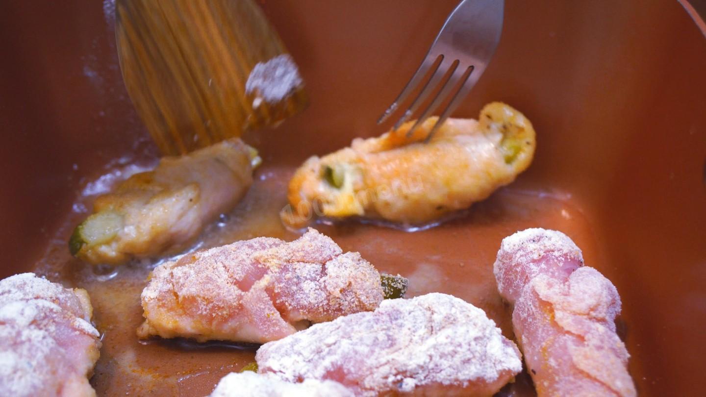 Шаг 8 приготовления Куриные рулеты с сыром и начинкой на сковороде