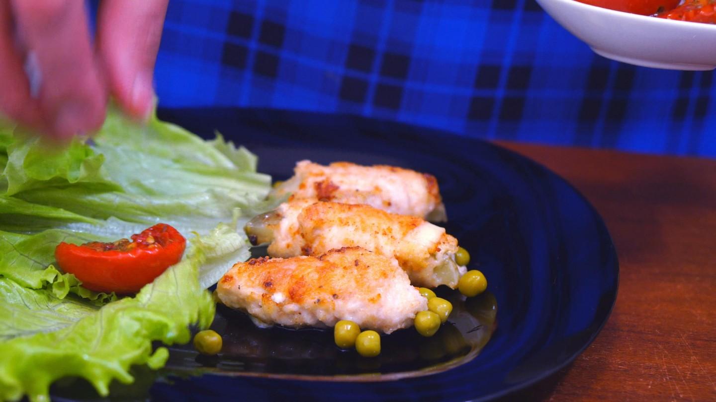 Шаг 9 приготовления Куриные рулеты с сыром и начинкой на сковороде