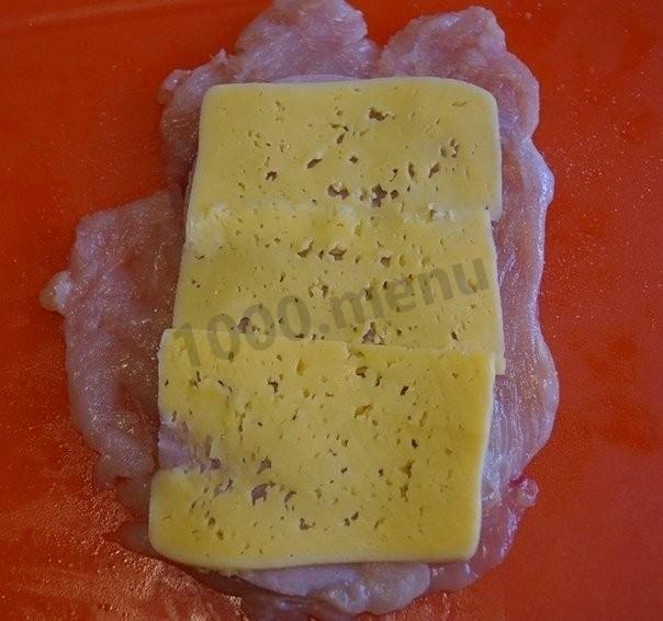 Шаг 2 приготовления Куриные рулетики с ветчиной и сыром