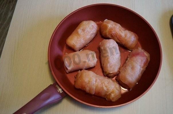 Шаг 4 приготовления Куриные рулетики с ветчиной и сыром