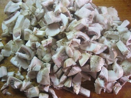 Шаг 4 приготовления Мясные рулетики с грибами