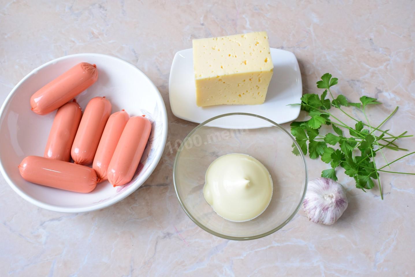 Шаг 1 приготовления Жареные сосиски с сыром на сковороде