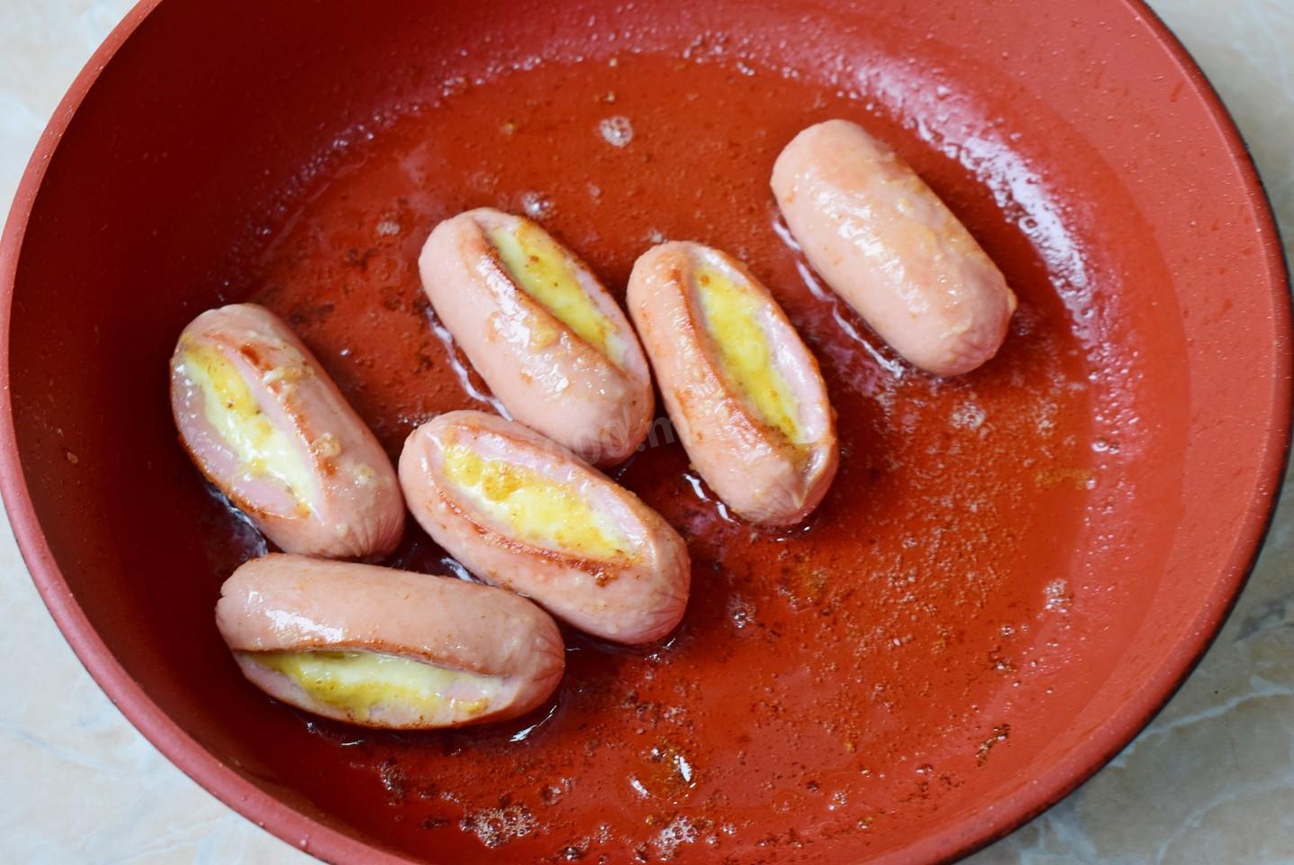 Шаг 8 приготовления Жареные сосиски с сыром на сковороде