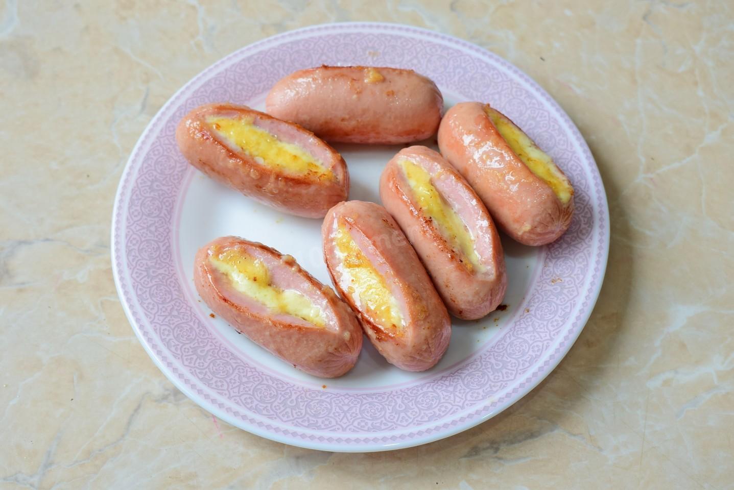 Шаг 9 приготовления Жареные сосиски с сыром на сковороде