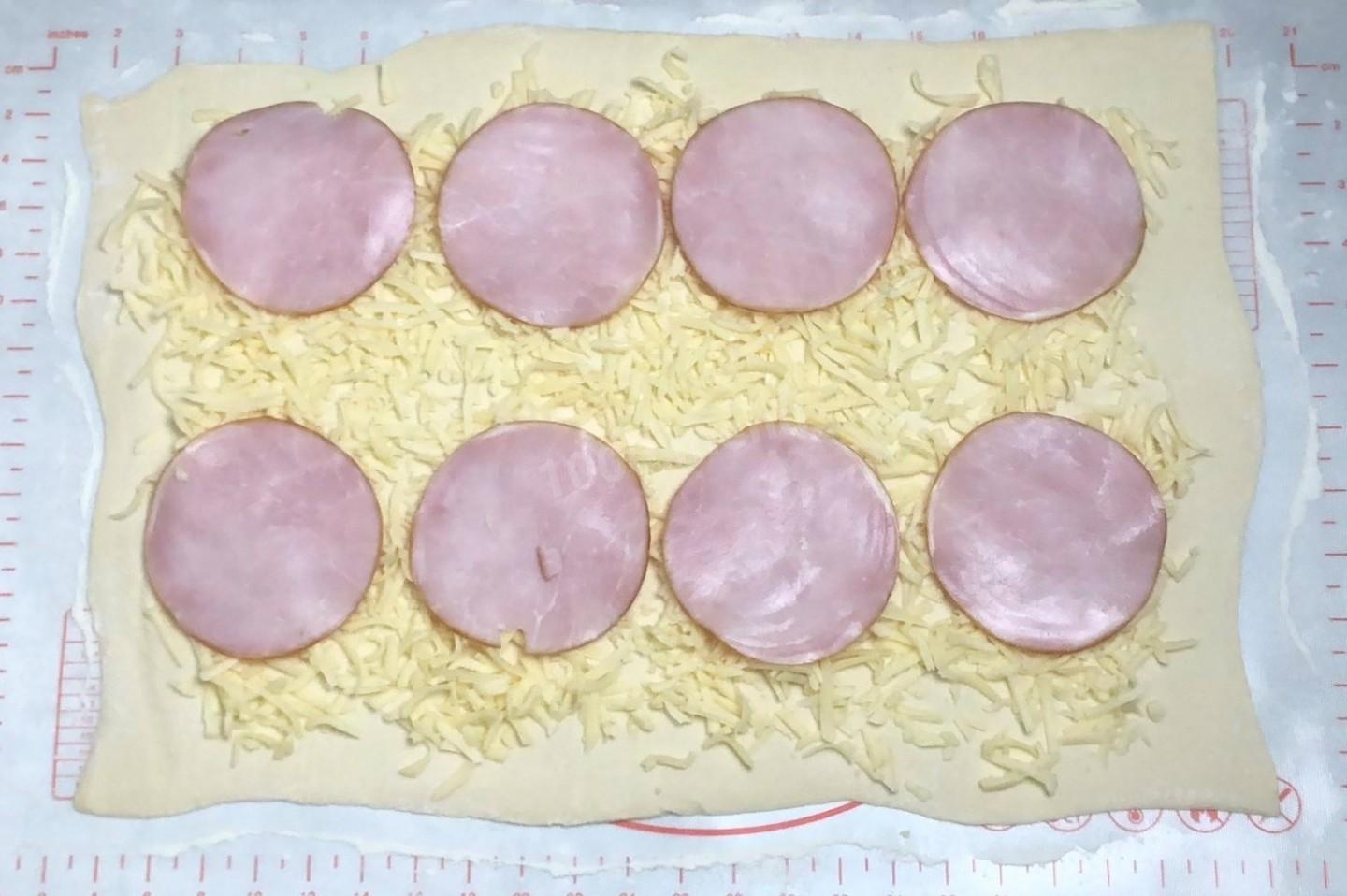 Шаг 5 приготовления Слоеная улитка с сыром и ветчиной