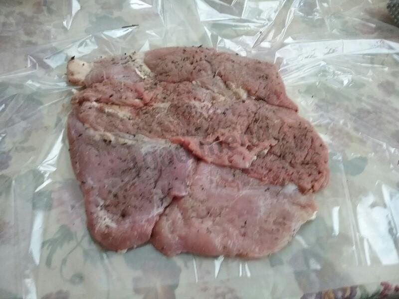 Шаг 1 приготовления Рулет из филе индейки с черносливом и курагой